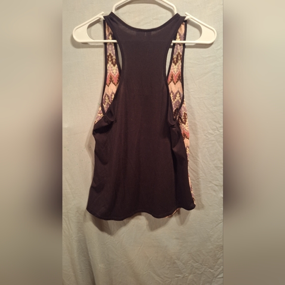 Zigzag Patterned Multicolor Tank Top - Picture 2 of 4